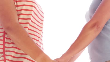 una feliz pareja de lesbianas tomadas de la mano