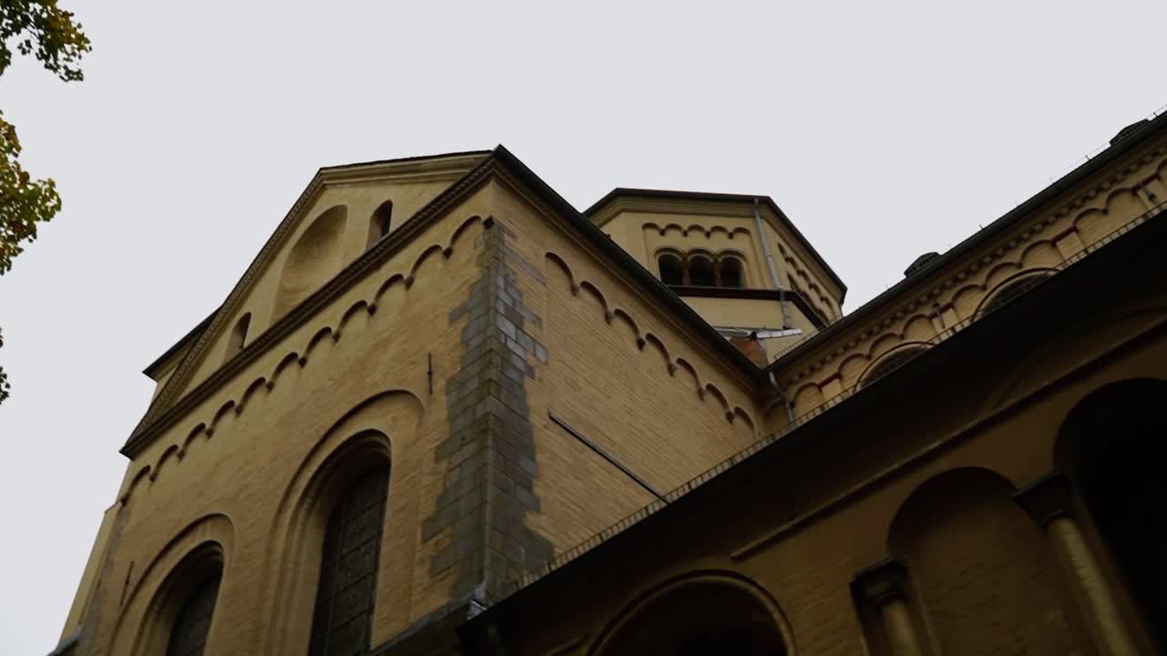 세인트의 오래된 수도원 교회를  ⁇ 고