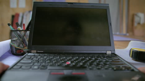 arquitecto escribiendo en su computadora portátil y cerrándola después de 4k