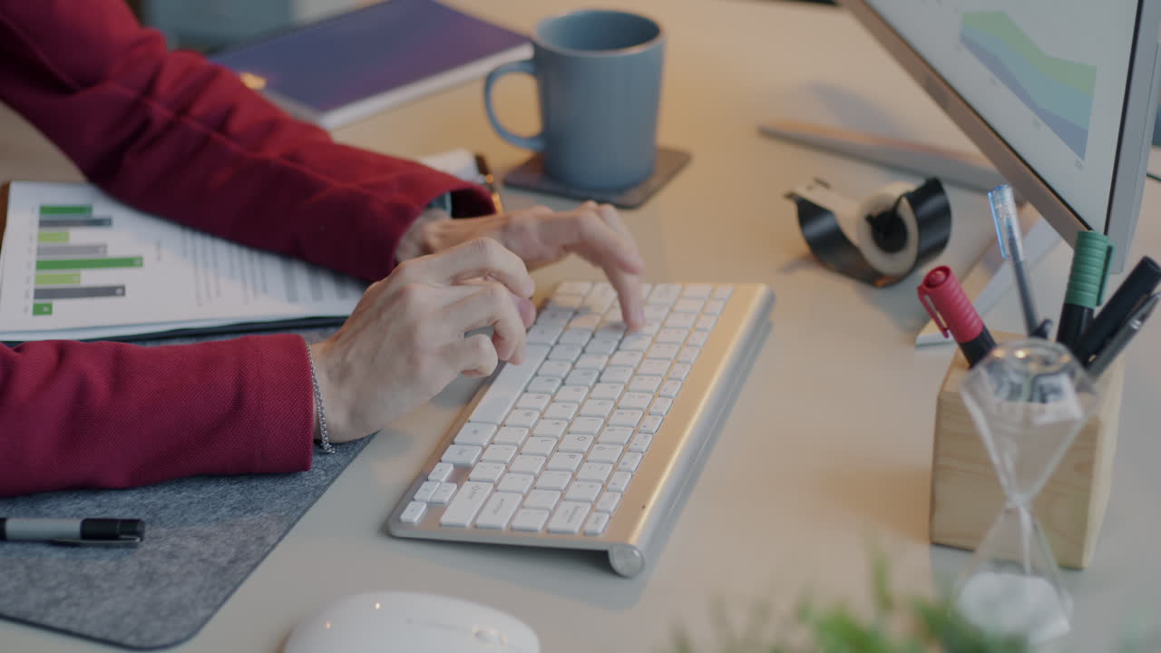 Donna che lavora al computer in un ufficio