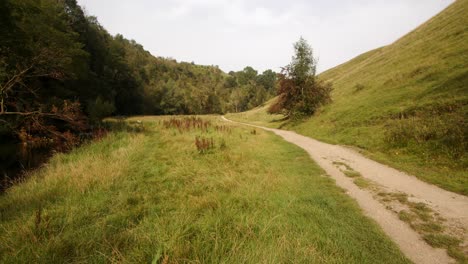 Blick-Zurück-In-Richtung-Milldale-Auf-Dem-Dovedalel-Spaziergang,-Mit-Der-Flusstaube-Links-Vom-Bild-Und-Dem-Pfad-Rechts-Vom-Bild