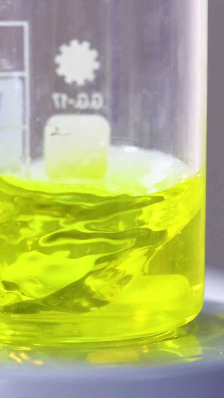 Chemische Reaktion mit Farbwechsel-Demonstration