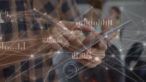 animación de datos y red de conexiones a través de empresario caucásico usando tableta