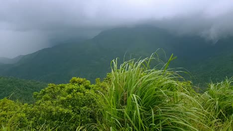 Toma-En-Movimiento-De-Las-Nubes-De-Tormenta-Acercándose-Muy-Rápido-En-Vagamon,-Kerala,-India