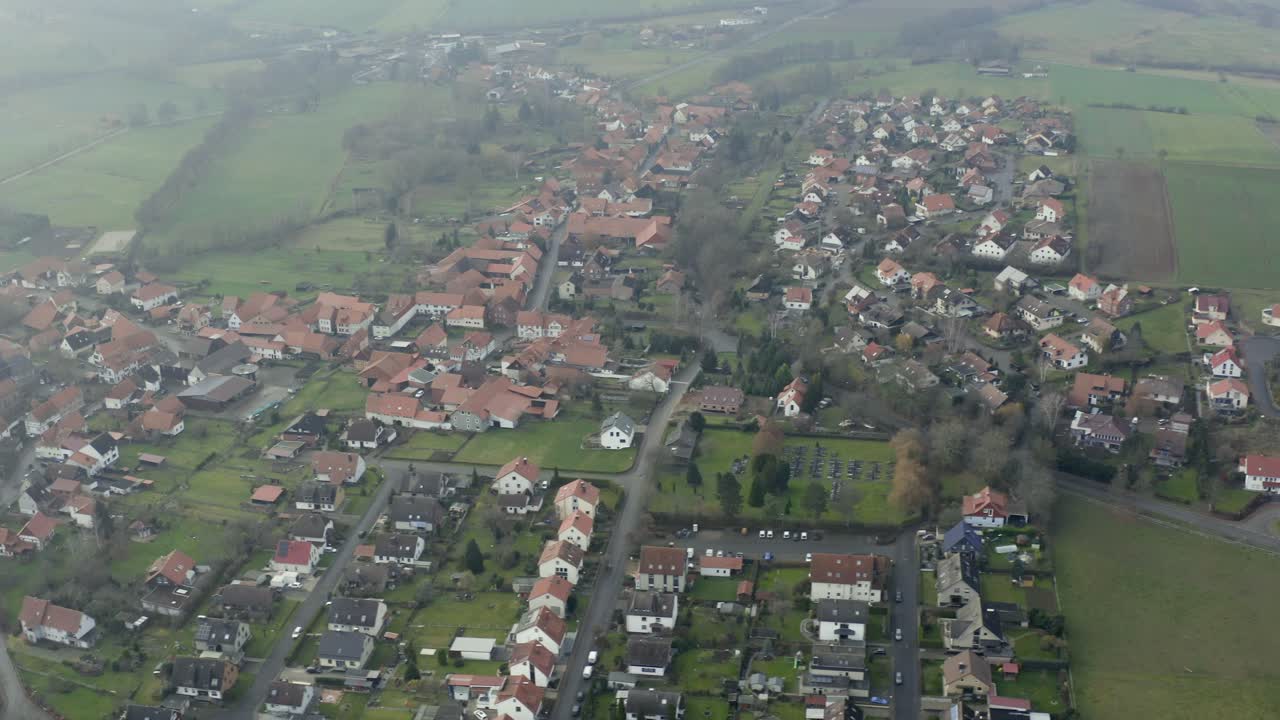 antena de drones del lago seeburg seeburger see en una hermosa mañana de domingo en el parque nacional harz cerca de göttingen en alemania central