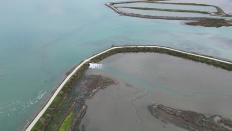 Meerwasser-Füllt-Salzwiesen-Auf-Der-Île-De-Ré-Im-Dorf-Loix-In-Westfrankreich,-Luftaufnahme