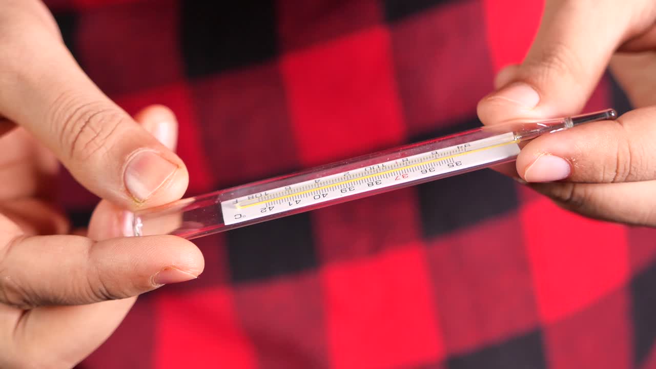 persona con un termómetro