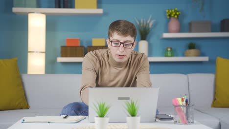 El-Adolescente-Con-Demasiada-Tarea-Está-Abrumado.