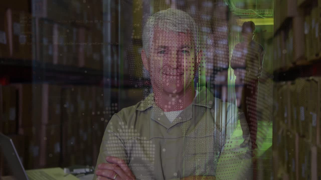 행복한 고위 백인 남성 창고 노동자