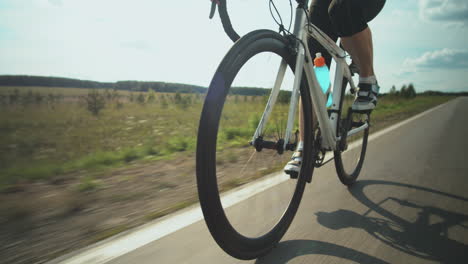 mujer deportista montando bicicleta en la carretera