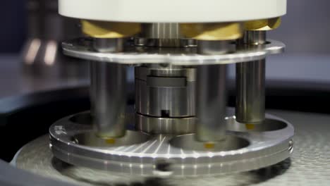primer plano de una máquina de fabricación de precisión