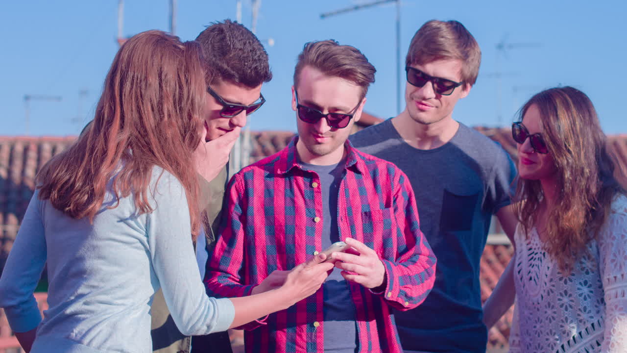 grupo de amigos disfrutando del tiempo juntos en una azotea