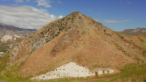 Bandera-Estadounidense-En-La-Cima-De-Una-Colina-Cerca-De-La-Autopista-15-Cerca-De-Phelan,-California