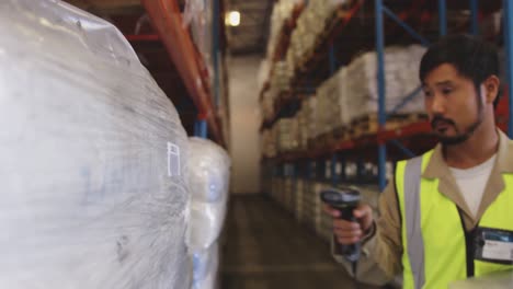 hombre trabajando en un almacén usando un escáner de códigos de barras 4k