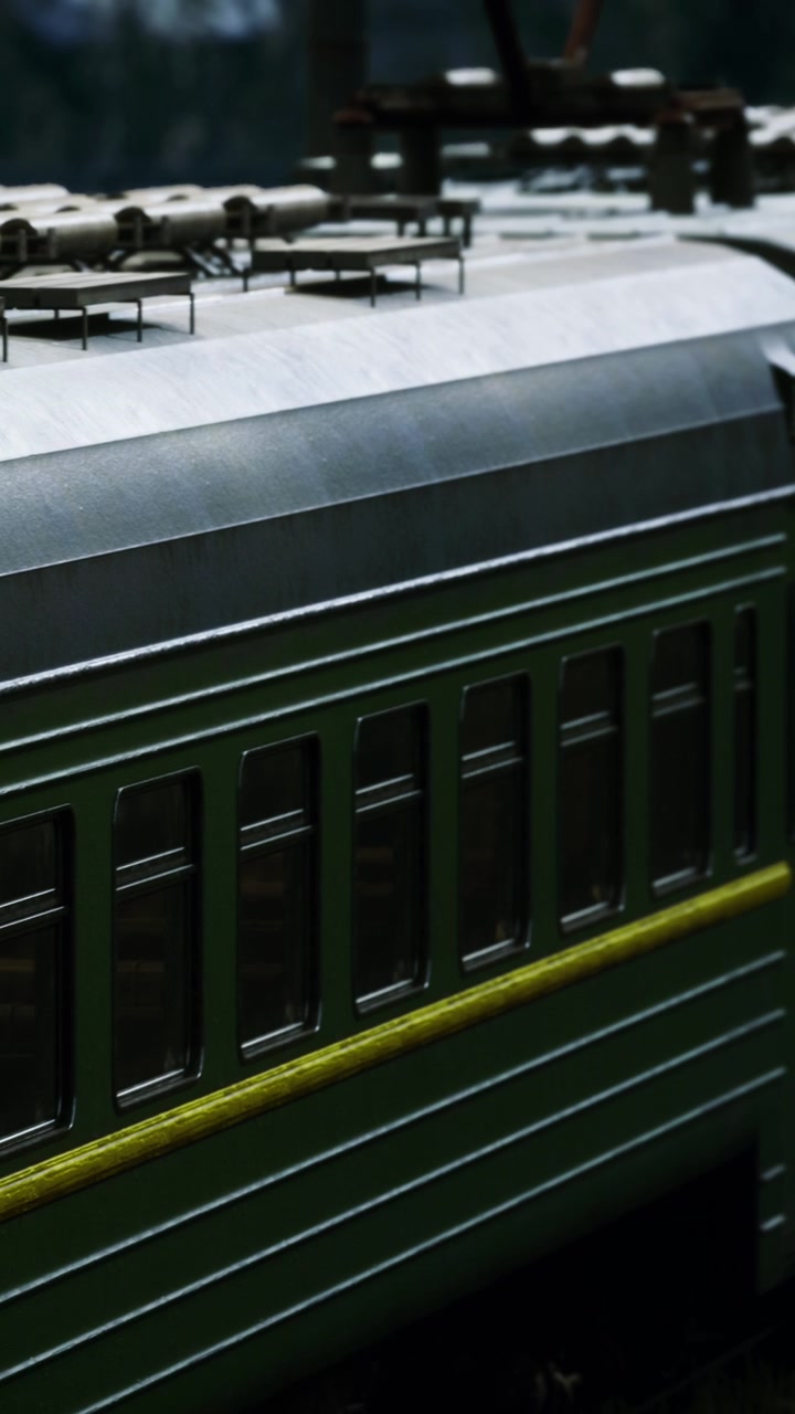 Un treno attraversa un paesaggio verde lussureggiante nella luce del pomeriggio