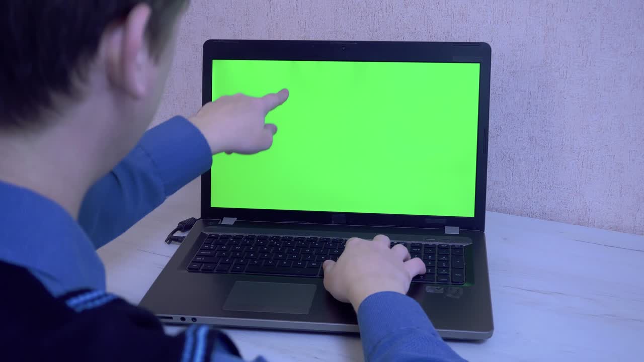 el tipo está escribiendo en el teclado de la computadora portátil un mensaje en cuarentena