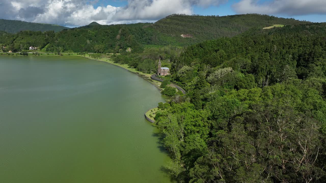 capilla de nossa senhora das vitorias rodeada por el lago furnas y el exuberante bosque en la isla de são miguel, portugal