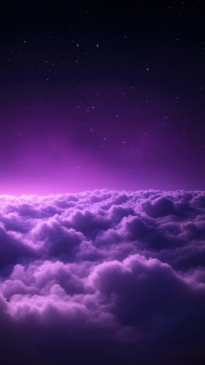 Una vista aerea ipnotica di nuvole viola sotto un cielo notturno stellato, che crea un'atmosfera da sogno