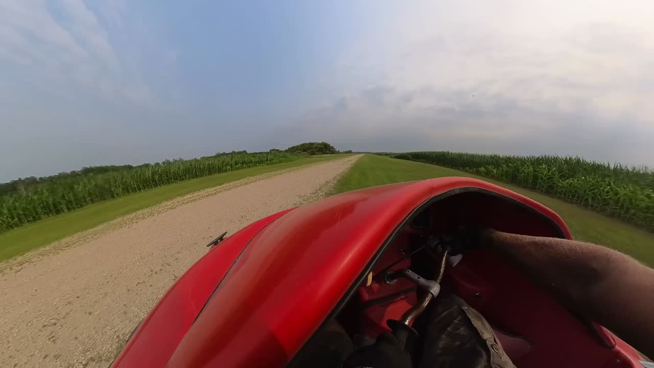 Ripresa POV a 360 gradi della telecamera di un hovercraft che percorre la pista