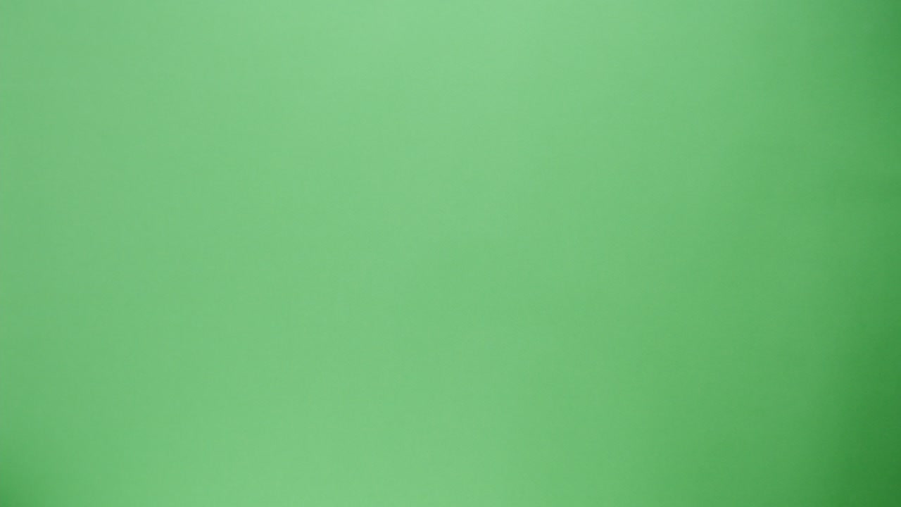 servicio de entrega de alimentos. café para llevar, tazas de papel sobre fondo verde. llevar bebidas calientes. compras de alimentos sin contacto en línea. mensajero con guantes de protección dando pedidos, entregando al cliente