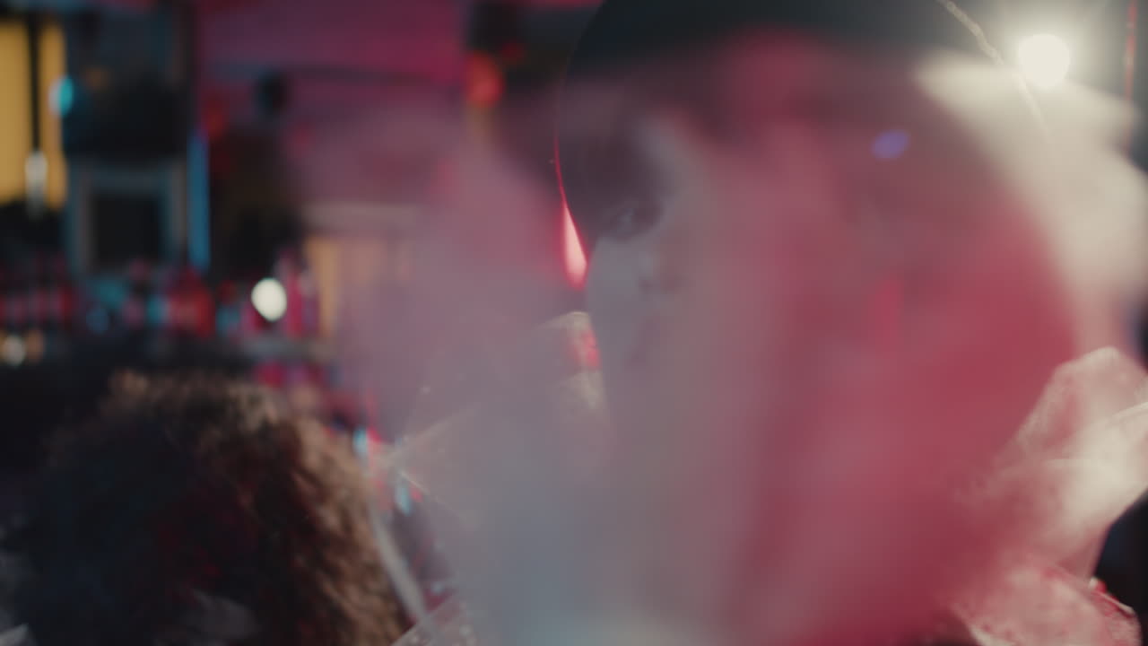 춤추는 젊은 여성의 근접적인 모습.