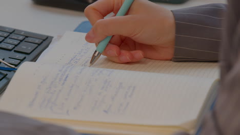 mujer tomando notas