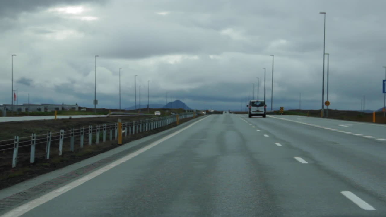 아이슬란드에서 도로를 운전하는 자동차