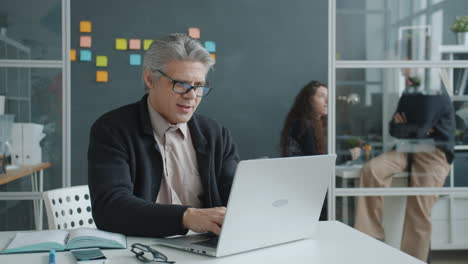 hombre trabajando en una computadora portátil en la oficina