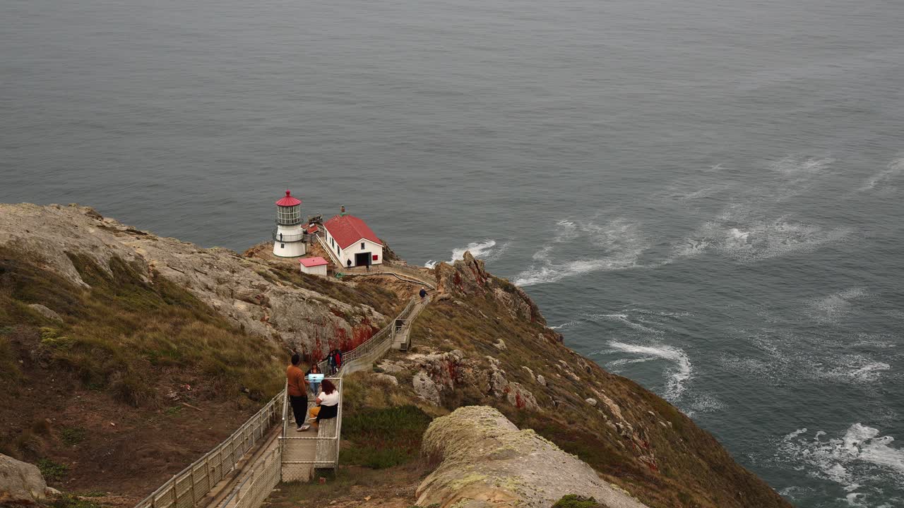 흐린 날 포인트 레예스 등대의 중간 샷
