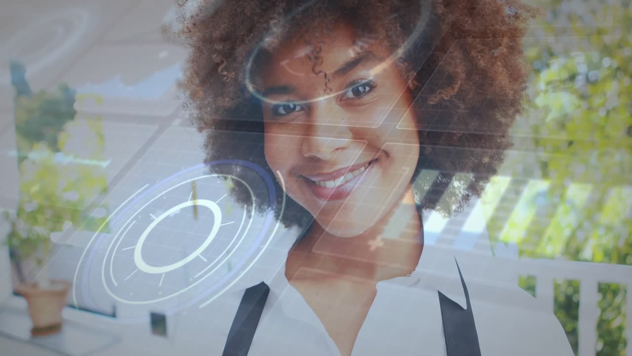 Donna che usa la tecnologia su un balcone, con bersagli olografici circolari e motivi a griglia