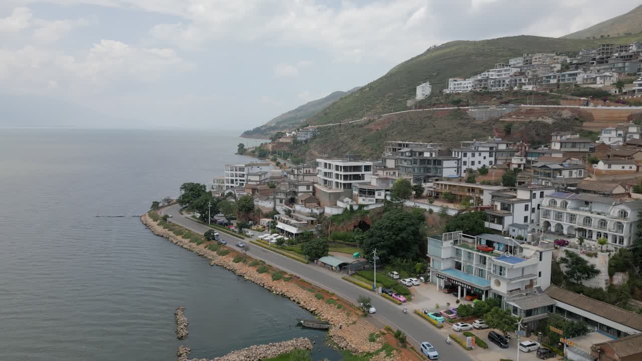 드론은 상징적인 비 마을의 영상을 공개했습니다.