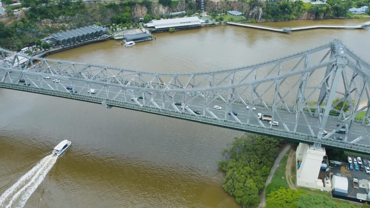 vista dinámica del avión no tripulado: puente de la historia y tráfico del río brisbane en lenta inclinación y panorámica