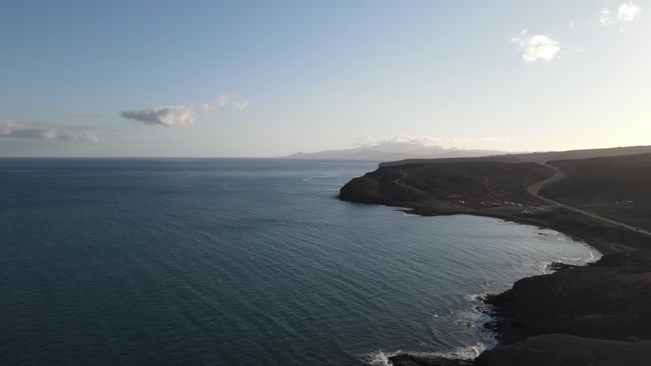 Ripresa aerea con drone del lato costiero di Fuerteventura, Isole Canarie