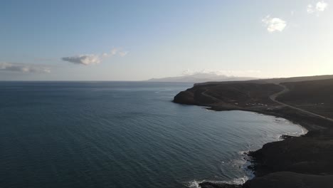 toma aérea de drones del lado costero de fuerteventura, islas canarias