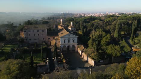 Drone-Orbita-Sobre-Las-Catacumbas-De-San-Sebastián-Sobre-La-Vía-Apia-En-Roma,-Italia