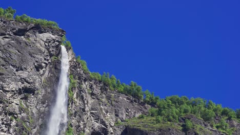 A-breathtaking-view-of-the-waterfall-in-Geiranger-fjord,-Norway