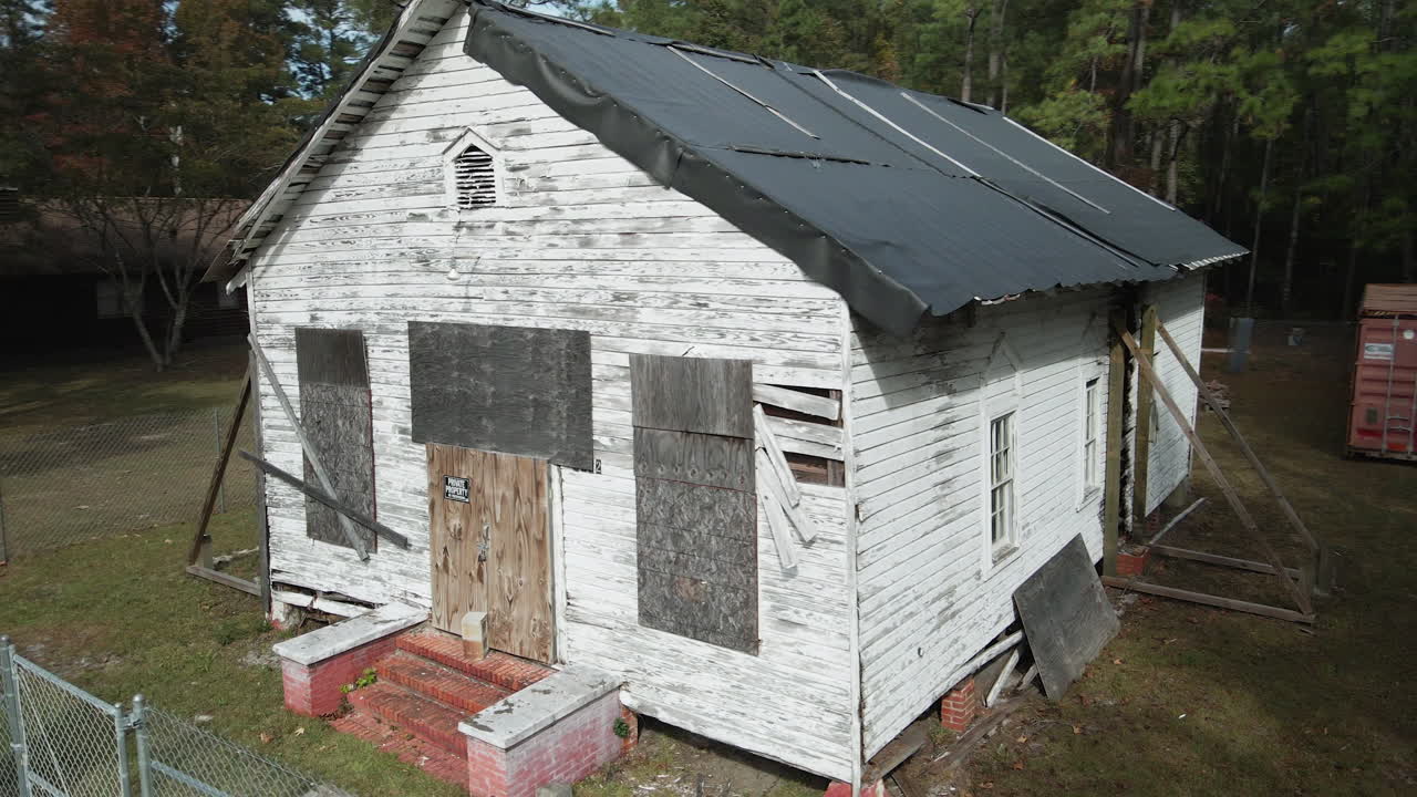 cabaña de madera en ruinas dentro de un bosque que orbita una toma de cardán