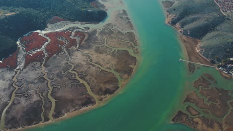 Espectacular-Vista-Aerea-Del-Sedimento-Depositado-En-Un-Meandro-Del-Rio-Mira