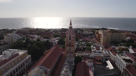 Vista-Aérea-Del-Campanario-De-La-Catedral-De-Santa-Catalina-De-Alejandría-En-La-Ciudad-Colonial-Española-De-Cartagena,-Colombia.