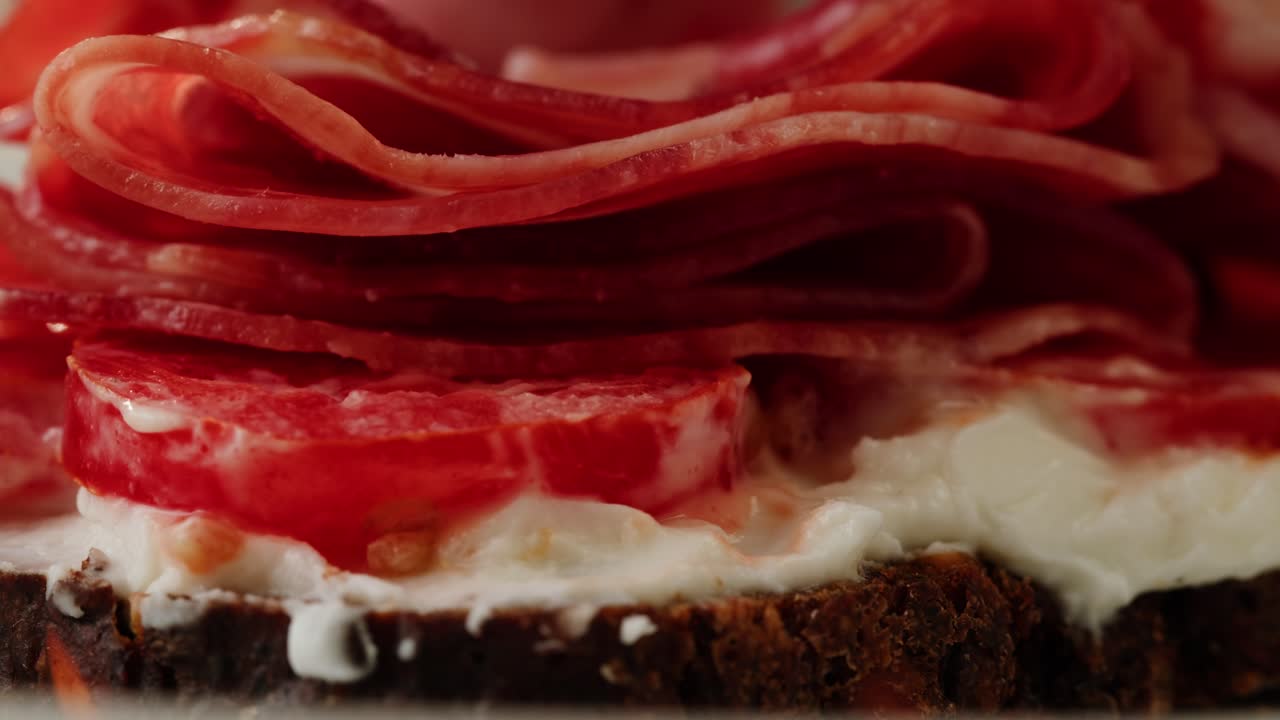 Primer plano de un delicioso sándwich con embutido y tomates