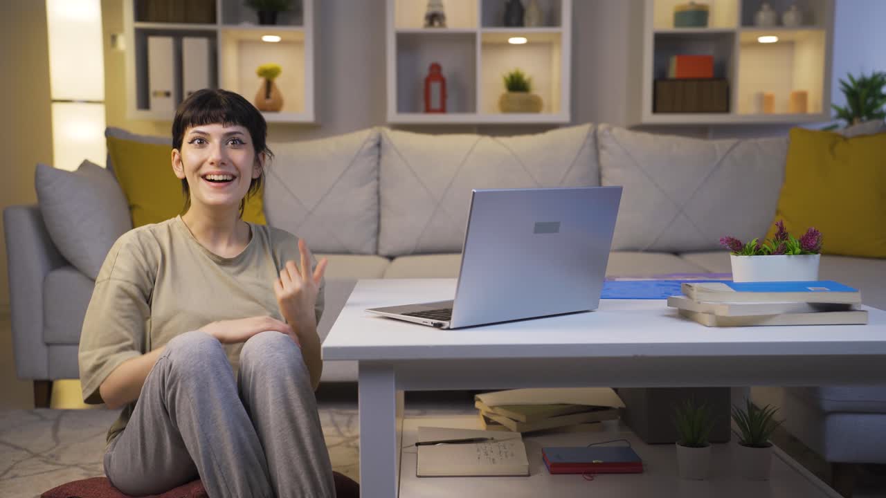 la joven a la que se le ocurrió una idea sobre su trabajo en casa por la noche.