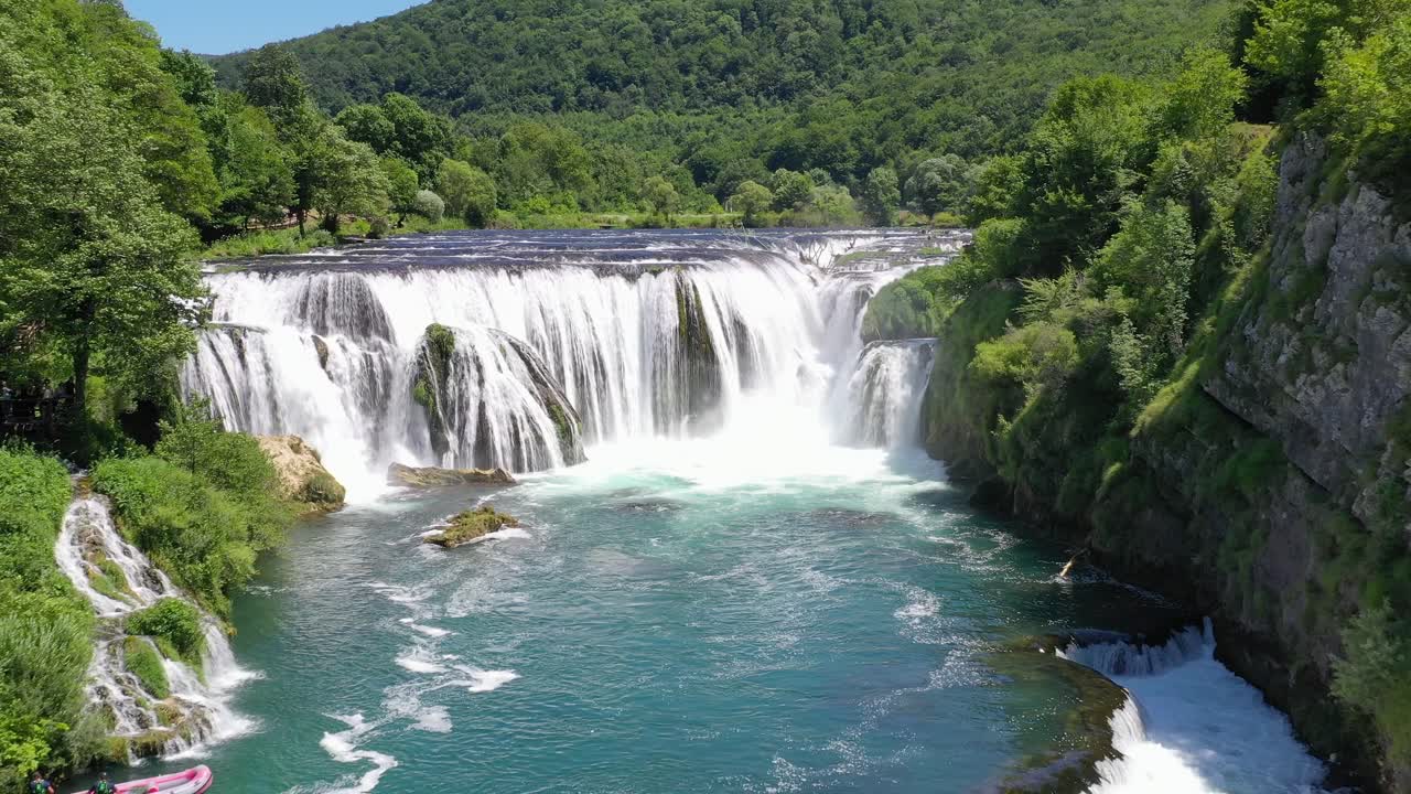 Cascata Strbacki Buk sul fiume Una, al confine tra Croazia e Bosnia, con un team di rafting a sinistra, dolly track aereo in allontanamento