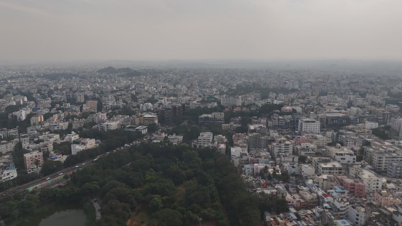 Prospettiva aerea di tutta Hyderabad che illustra la rapida crescita urbana, lo sviluppo infrastrutturale e la scala metropolitana