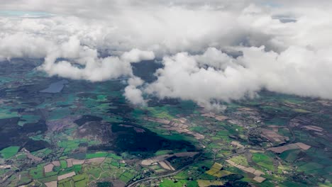 un vuelo de 4 km sobre los campos verdes de irlanda cayendo a través de las nubes