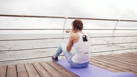 Starke-Junge-Sportlerin,-Die-Am-Frühen-Morgen-Situps-Auf-Der-Matte-Am-Meer-Macht.-Fitness-Frau-Macht-Bauchmuskelübungen.-Abs