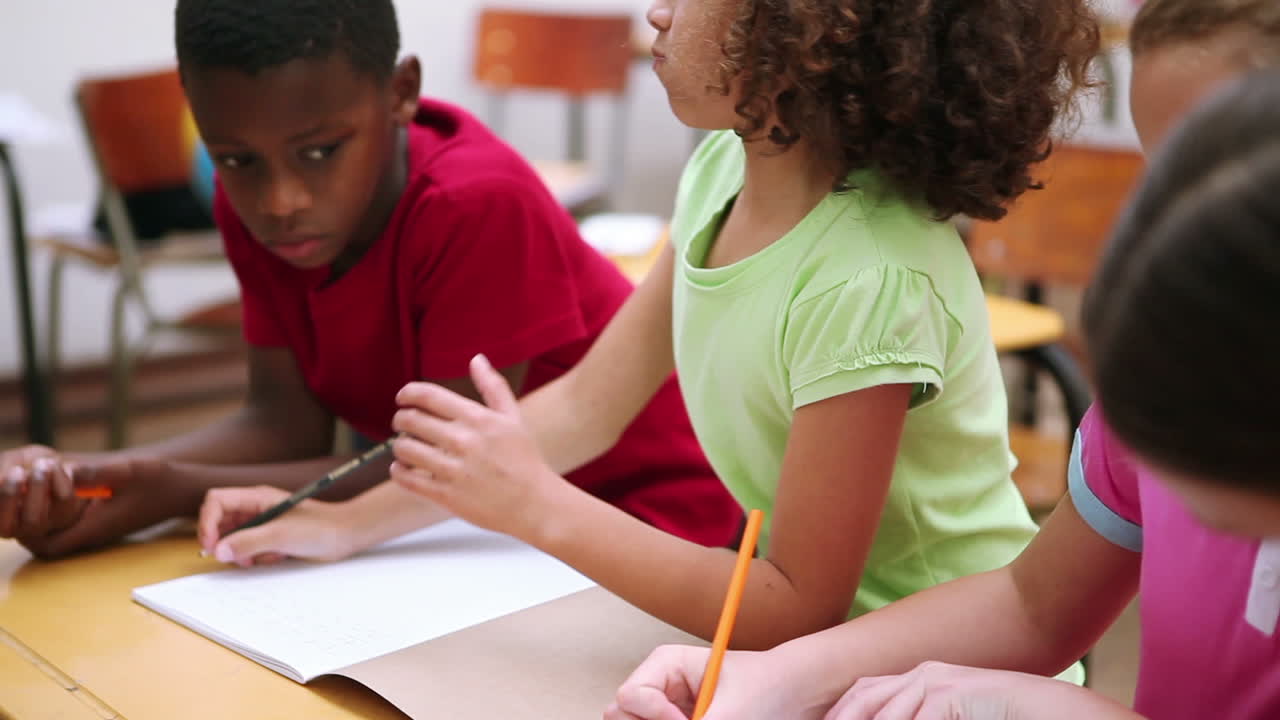 alumnos que trabajan juntos