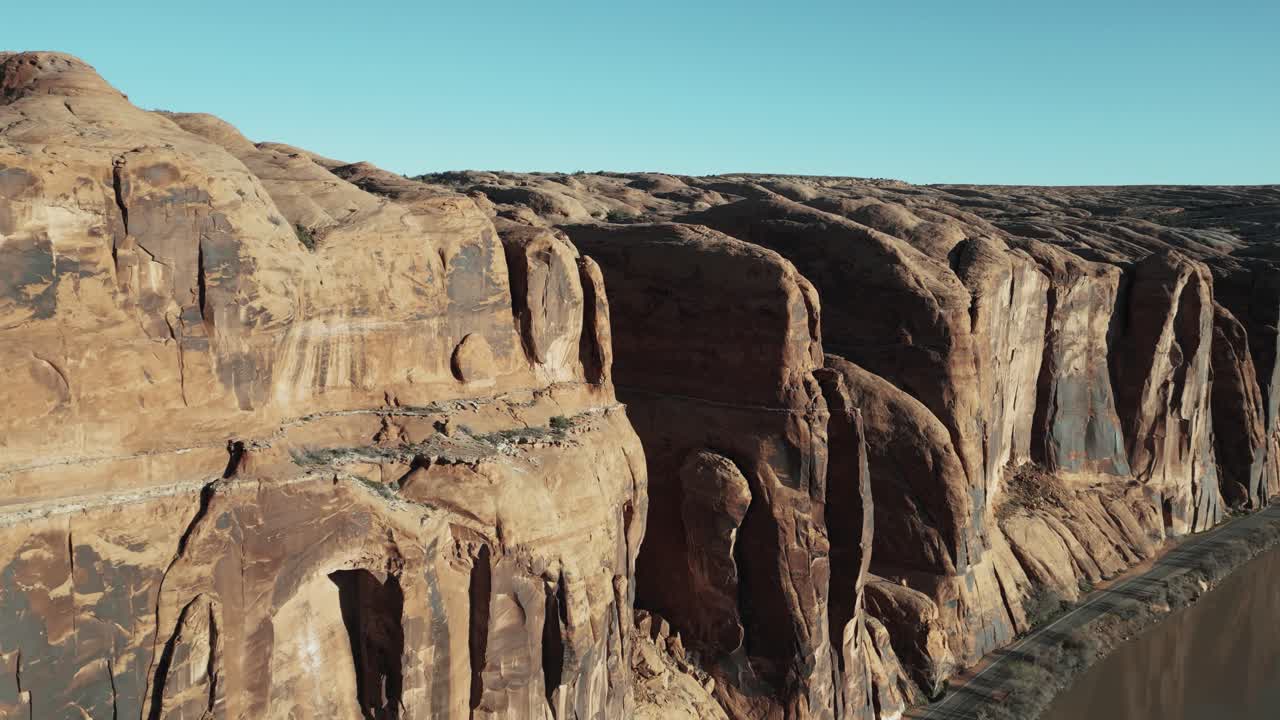 Imponenti scogliere di arenaria in un canyon nello Utah, USA