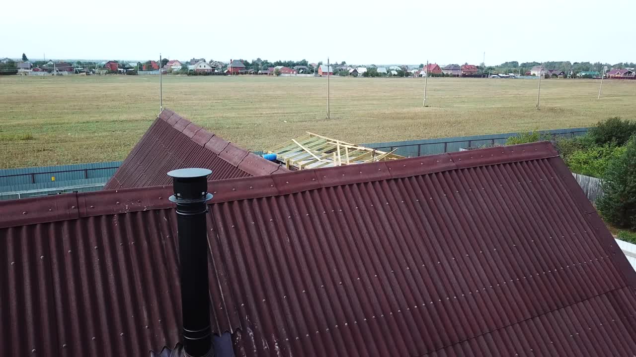 construcción de una pequeña estructura de madera en un jardín
