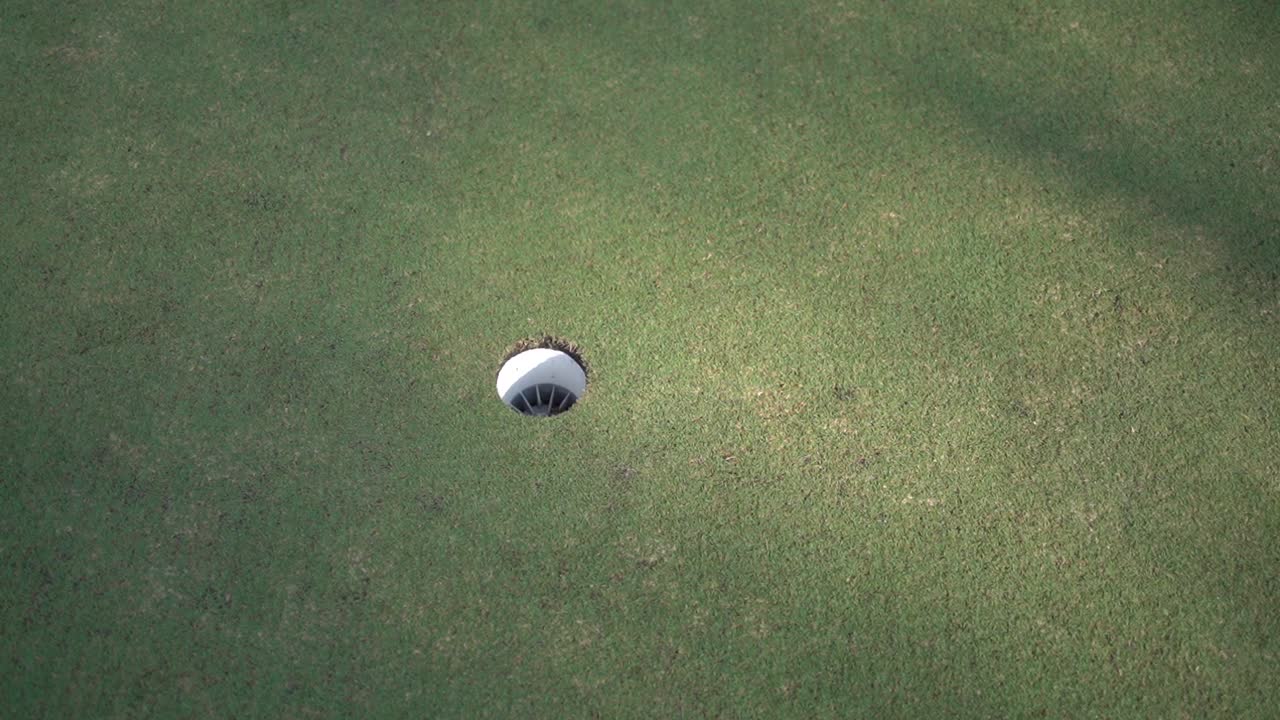 la pelota de golf que entra con éxito en el punto está agujereada