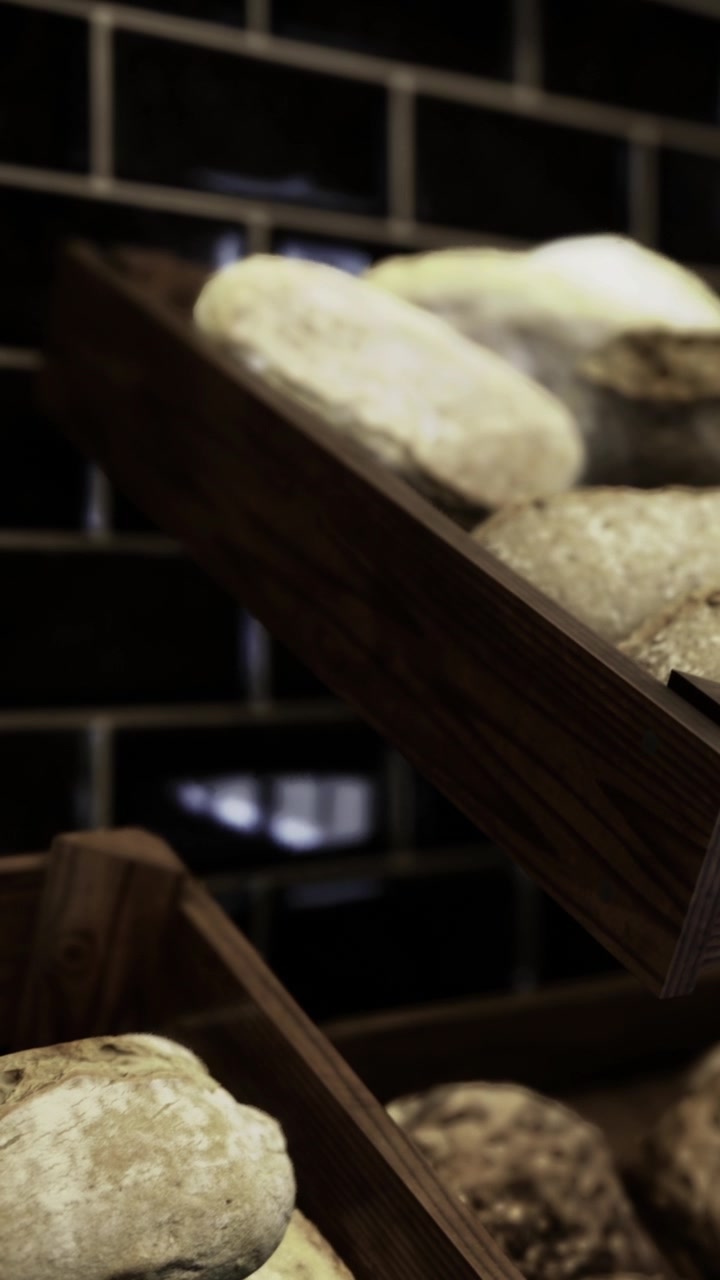 Pane fresco esposto su scaffali di legno in una panetteria di giorno